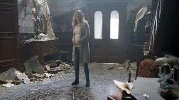 Bottes en daim portées par Claire (Emily Wiseman) comme on le voit dans The Offering