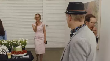Vestido rosa usado por Clarissa Cranes (Radha Mitchell) como se ve en Life Upside Down
