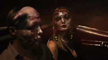 Masque porté par Gabi (Mia Goth) vu dans Infinity Pool