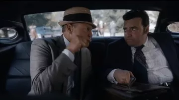 Chapeau de paille porté par E. Howard Hunt (Woody Harrelson) vu dans les tenues de la série télévisée White House Plumbers (saison 1)