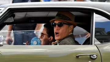 Lunettes de soleil portées par E. Howard Hunt (Woody Harrelson) dans la série télévisée White House Plumbers (saison 1)