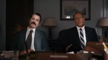Corbata estampada usada por G. Gordon Liddy (Justin Theroux) como se ve en White House Plumbers Wardrobe (Temporada 1)