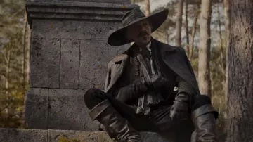 Le large chapeau porté par Athos (Vincent Cassel) dans le film Les Trois Mousquetaires : D'Artagnan