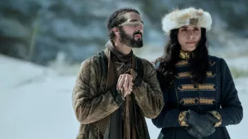 Chapeau de fourrure porté par Mariam (Hayat Kamille) vu dans la série télévisée Vikings: Valhalla (saison 2)