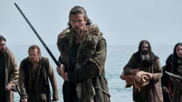Long manteau de fourrure porté par Harald Sigurdsson (Leo Suter) vu dans Vikings: Valhalla TV show (Saison 2)