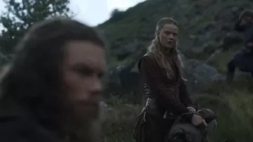 Chaqueta sin mangas de cuero marrón usada por Freydis Eriksdotter (Frida Gustavsson) como se ve en Vikings: Valhalla (Temporada 2)