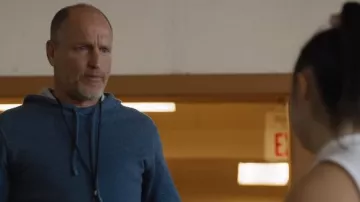 Sweat à capuche bleu porté par Marcus (Woody Harrelson) comme on le voit dans le film Champions