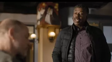 Chaqueta negra usada por el entrenador Phil Peretti (Ernie Hudson) como se ve en Champions