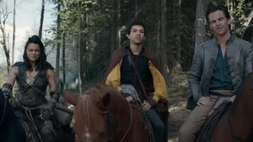 Costume de cape marron porté par Simon (Justice Smith) comme on le voit dans Donjons & Dragons: Honor Among Thieves