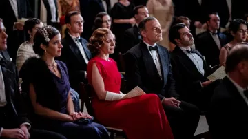 Robe rouge sans manches portée par Della Street (Juliet Rylance) comme on le voit dans la série Perry Mason (saison 2)
