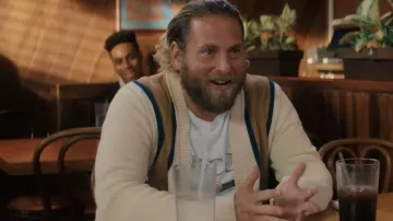 Cardigan usado por Ezra (Jonah Hill) como se ve en el vestuario de la película You People