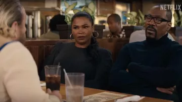 Pendientes de lazo usados por Fatima (Nia Long) como se ve en el armario de You People