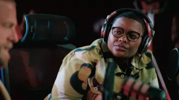 Veste en jean imprimée portée par Sam Jay dans le film You People