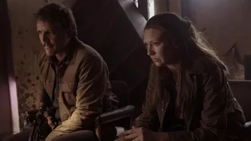 Chaqueta con cremallera usada por Theresa 'Tess' Servopoulos (Anna Torv) como se ve en el vestuario de la serie de televisión The Last of Us (Temporada 1)