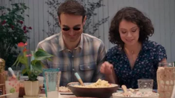 Chemise à carreaux bleue et beige portée par Matt Murdock (Charlie Cox) dans She-Hulk: Attorney at Law (saison 1 épisode 9)