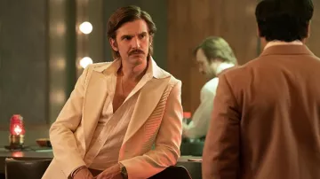 Montre en or portée par Paul Snider (Dan Stevens) dans la série télévisée Welcome to Chippendales (S01E01)
