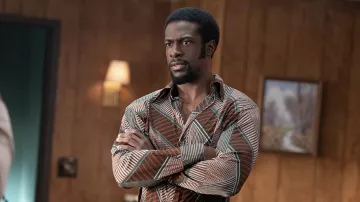 Chemise imprimée portée par Otis (Quentin Plair) vue dans Welcome to Chippendales (S01E02)