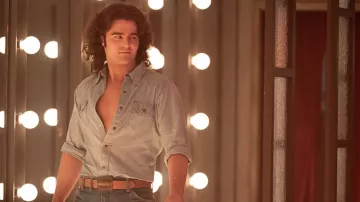 Chemise en jean portée par Lance (Spencer Boldman) dans l’émission télévisée Welcome to Chippendales (S01E03)