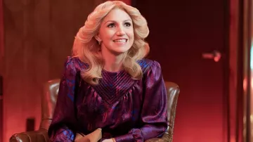 Robe violette portée par Irene (Annaleigh Ashford) vue dans Bienvenue à Chippendales (S01E03)
