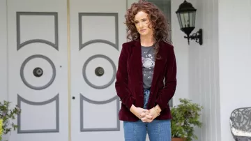 Veste blazer bordeaux portée par Denise (Juliette Lewis) comme on le voit dans Welcome to Chippendales (S01E03)