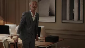 Costume gris 3 pièces porté par Luc (Bruno Gouery) vu dans Emily dans les tenues de la série télévisée Paris (saison 3 épisode 1)