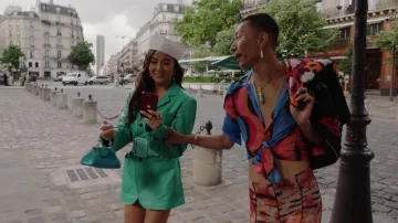 Chemise imprimée Crop portée par Etienne (Jin Xuan Mao) vue dans Emily dans les tenues de la série télévisée Paris (S03E01)