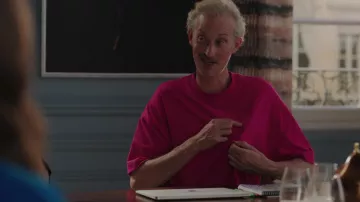 T-shirt rose oversize porté par Luc (Bruno Gouery) vu dans Emily à Paris (S03E09)