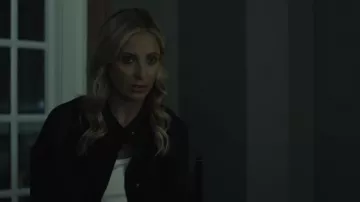 Chaqueta negra usada por Kristin Ramsey (Sarah Michelle Gellar) como se ve en los trajes de la serie de televisión Wolf Pack (Temporada 1)