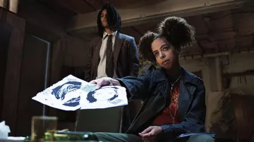 Haut rouge porté par Mouse (Hayley Law) comme on le voit dans les tenues de film Door Mouse