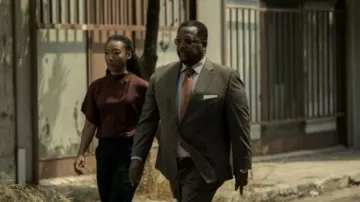 Haut de chemisier marron porté par Elizabeth Wright (Betty Gabriel) vu dans Tom Clancy’s Jack Ryan (S03E02)