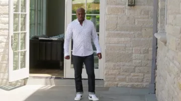 Baskets Nike en blanc portées par Harper Stewart (Taye Diggs) comme on peut le voir dans The Best Man: The Final Chapters (S01E08)