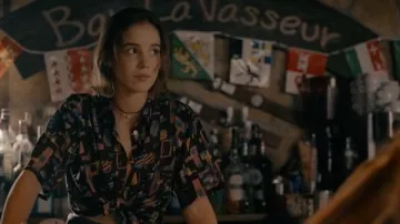 Collier pendule doré porté par Ava (Alba Baptista) dans Warrior Nun (saison 2 épisode 1)