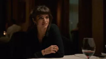 Black blouse worn by Yaya (Charlbi Dean Kriek) in Triangle of Sadness movie