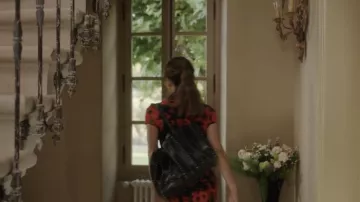 Sac en cuir clouté porté par Sylvie Grateau (Philippine Leroy-Beaulieu) dans Emily in Paris wardrobe (saison 3 épisode 6)