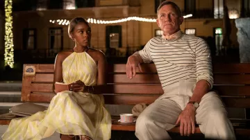 Robe soyeuse jaune et blanche portée par Helen / Andi Brand (Janelle Monáe) dans le film Glass Onion: A Knives Out Mystery