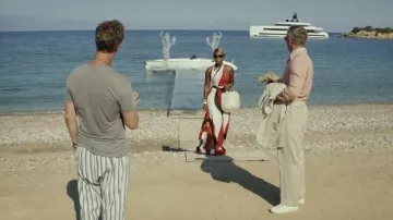Une robe à épaules imprimée portée par Andi (Janelle Monáe) dans le film Glass Onion: A Knives Out Mystery