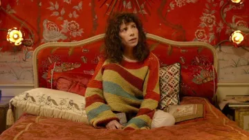 Le pull jaune oversize rayé porté par Mary Brown (Sally Hawkins) dans le film Paddington