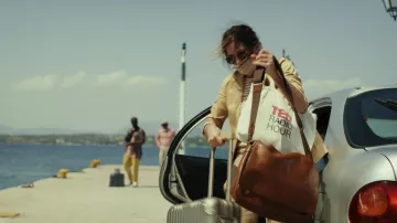 Sac fourre-tout Ted Radio Hour de Claire Debella (Kathryn Hahn) vu dans Glass Onion: A Knives Out Mystery