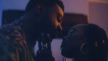Joyas de cabello en oro usadas por Aisha (Anna Diop) como se ve en Nanny