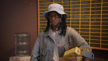 Veste en jean portée par l’officier Turner (Chandra Russell) dans l’émission de télévision South Side (S03E06)