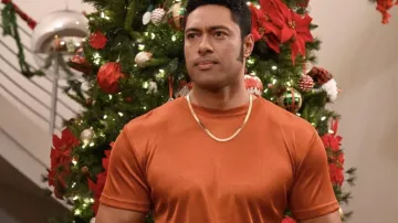 Collar de oro usado por Dwayne Johnson (Uli Latukefu) en el programa de televisión Young Rock (S03E06)