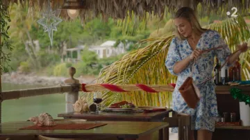 The white wallet dress with blue patterns worn by Sophie Chambers (Chelsea Edge) in the series Murders in Paradise