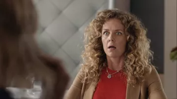 Collier en argent porté par Frankie Coyne (Juno Ruddell) dans la garde-robe de la série télévisée Workin' Moms (saison 4, épisode 3)
