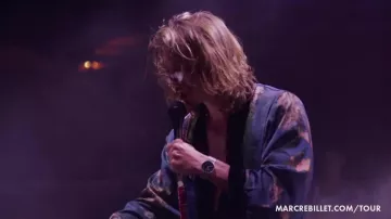 Le peignoir porté par Marc Rebillet dans la vidéo MARC PLAYS A FESTIVAL