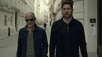 Veste en daim noir portée par Jack Ryan (John Krasinski) dans l’émission de télévision Jack Ryan de Tom Clancy (S03E03)