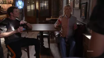 Chemise boutonnée portée par Parker (Beth Riesgraf) comme on le voit dans Leverage: Redemption Wardrobe (S02E09)
