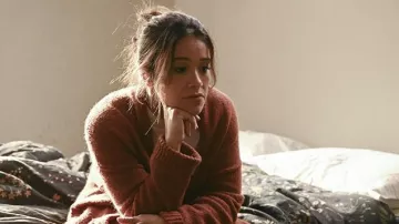 Cardigan long en laine porté par Nell Stevens (Gina Rodriguez) comme on le voit dans la série télévisée Not Dead Yet (saison 1)