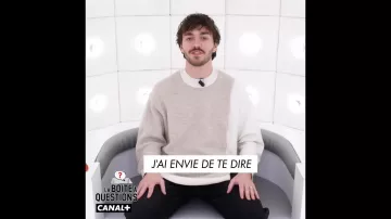 Pull beige bicolore de Panayotis Pascot dans Du stand-up à l’Opéra Garnier avec Panayotis Pascot