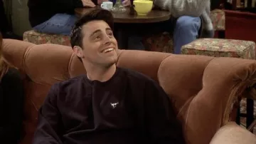 Le sweatshirt noir porté par Joey Tribbiani (Matt LeBlanc) dans la série Friends (Saison 4 Episode 16)