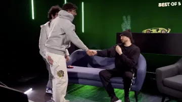 La pantalon beige de Rebeudeter / Billy dans la vidéo YouTube ON S'AFFRONTE SUR 5 JEUX avec BILLY, ETOILES et SEFY - Aminematue Replay 11/04